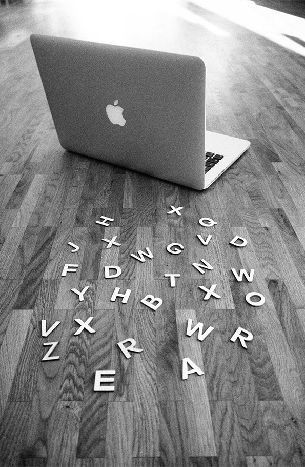 Symbolfoto mit aufgeklapptem Laptop und Buchstaben